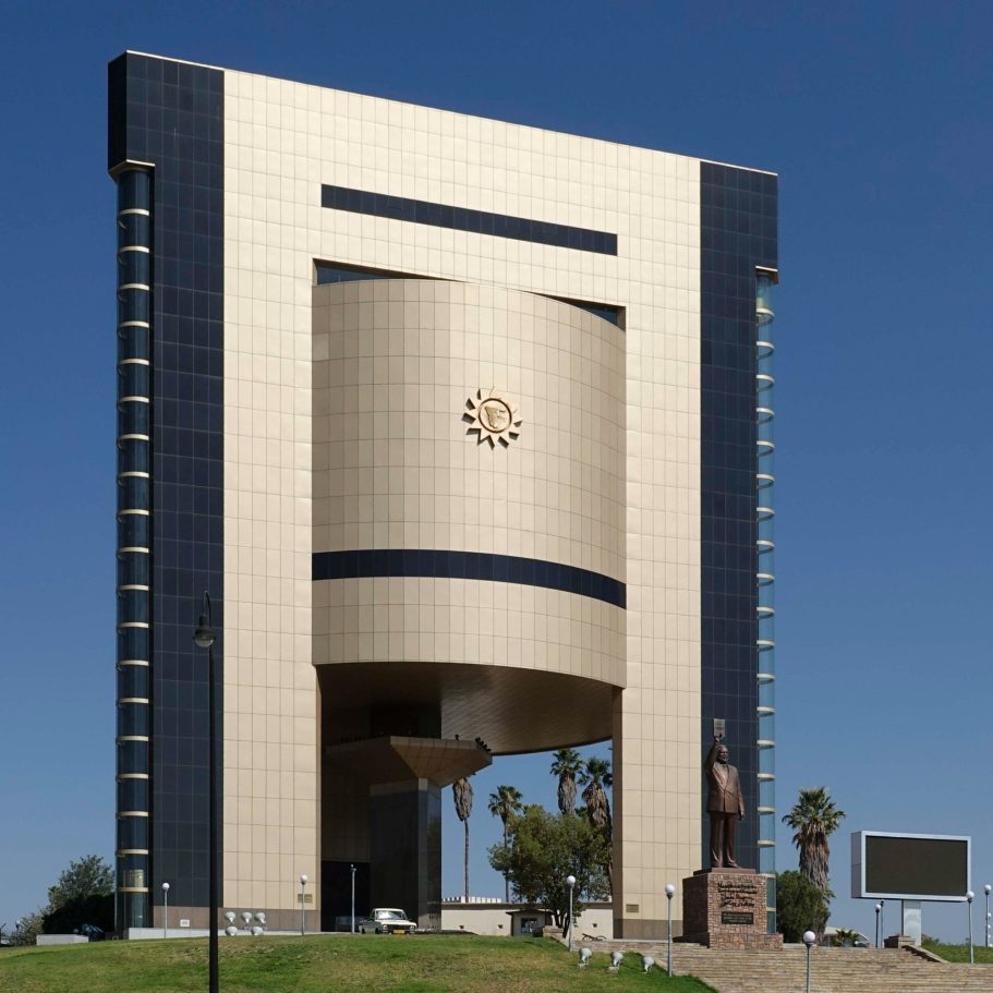 Moderne Architektur des "Gateway Towers" mit goldener Fassade und skulpturaler Basis.