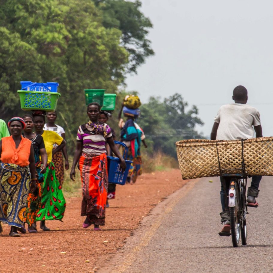 Dünnen im Licht der untergehenden Sonne, sanfte Wellen und Schatten.