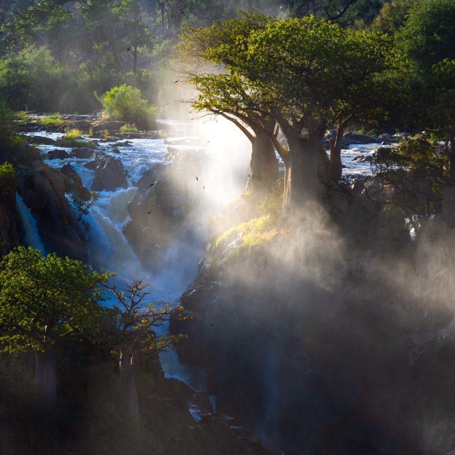 Dünnen im Licht der untergehenden Sonne, sanfte Wellen und Schatten.